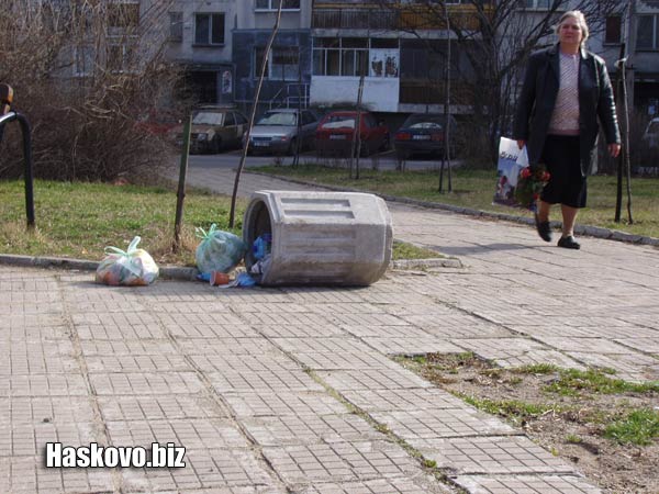Често боклуците са по земята