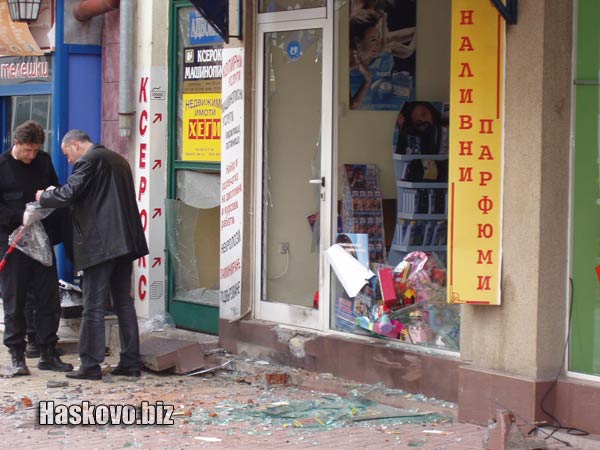 Взривеният вчера магазин