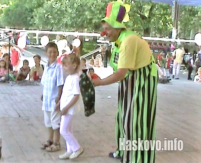 Баш бостандията Янко Митев в ролята на клоун