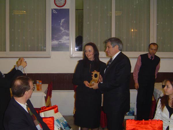 Райна Йовчева подари на президента на световната банка плакет на Хасково