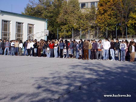 Учениците от ПГДС с портретите на будителите