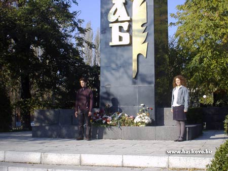 Учениците от ГПЧЕ бяха сред първите, които положиха цветя на паметника