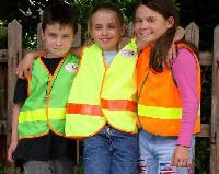 Деца със светлоотразителни жилетки