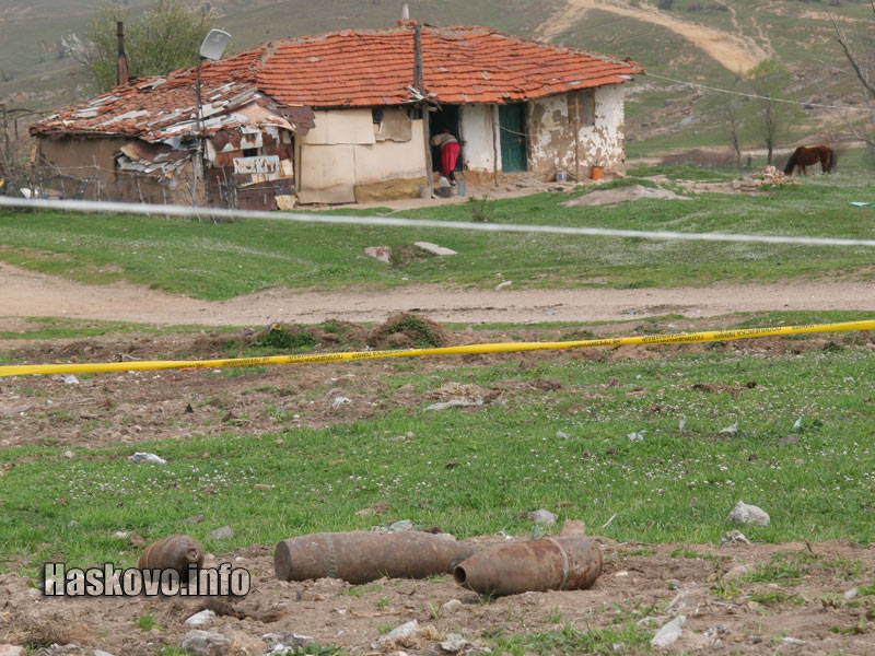 Снарядите край селото