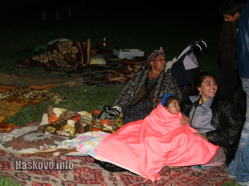 Хората изкараха нощта навън