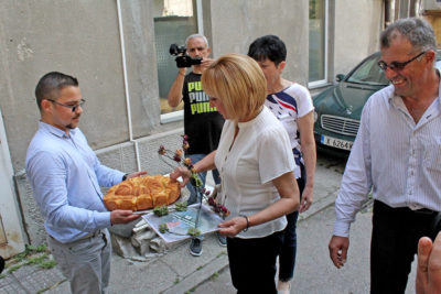 Изправи се! Мутри вън!