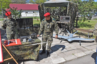 Военни
