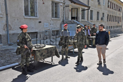 Военни