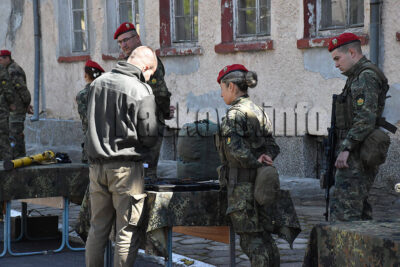 Военни